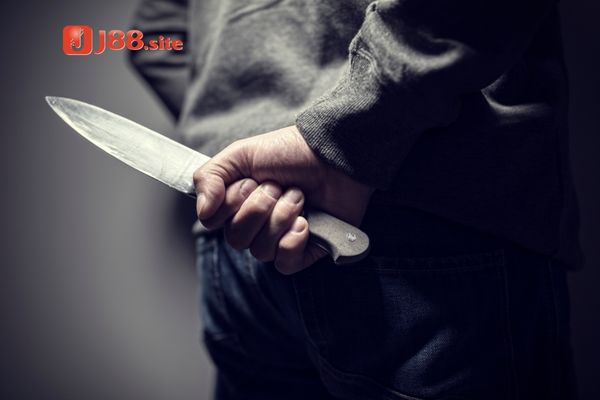 Ngủ mơ thấy mình đang cầm con dao trên tay